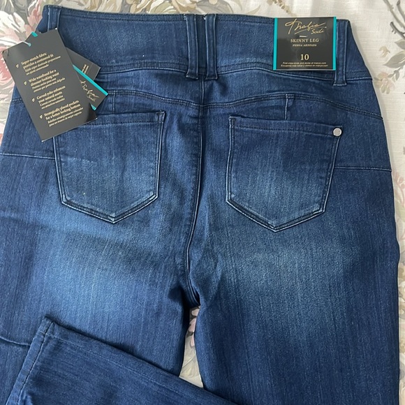 NWT Thalia Sodi stetch jeans size 10 figure flattering. - Picture 5 of 10